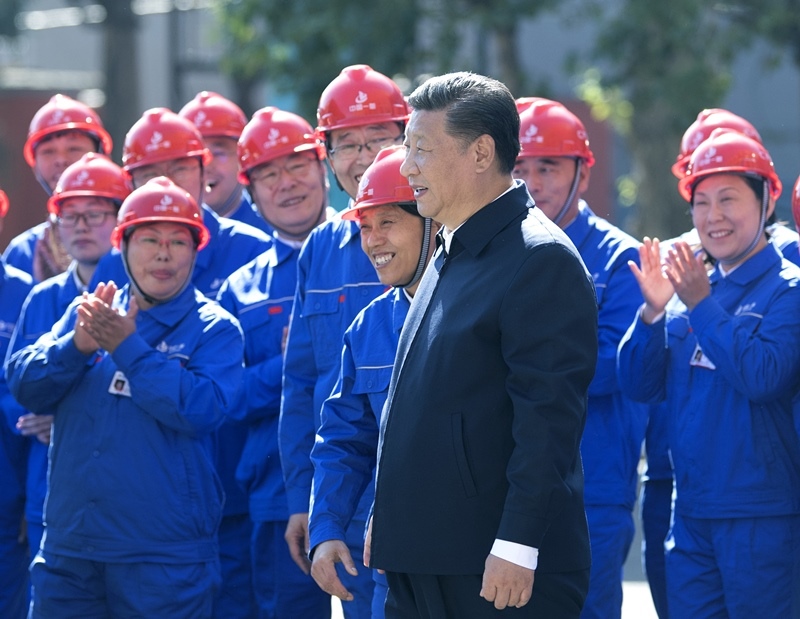 2018年9月26日，在中國(guó)一重集團(tuán)，習(xí)近平總書記走到工人中間，同大家親切交流。