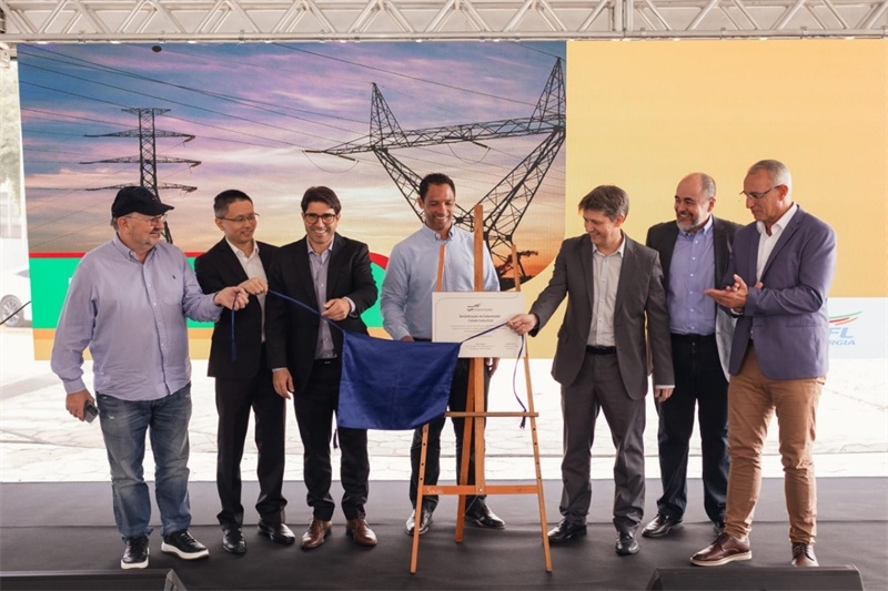 CPFL公司執(zhí)行副總裁弗拉維奧·恩里克·里貝羅（中）、CPFL輸電公司總裁李甫（左二）、南里奧格蘭德州州議員阿洛伊西奧·克拉斯曼（左一）、州長代表豪爾赫·波佐邦（右一）等出席投運(yùn)儀式。 中國國家電網(wǎng)巴西電力CPFL公司供圖