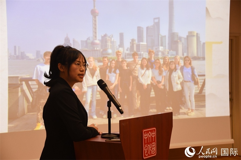 斯德哥爾摩考試中心經(jīng)理陳曦介紹“漢語水平考試”情況。人民網(wǎng)記者 殷淼攝