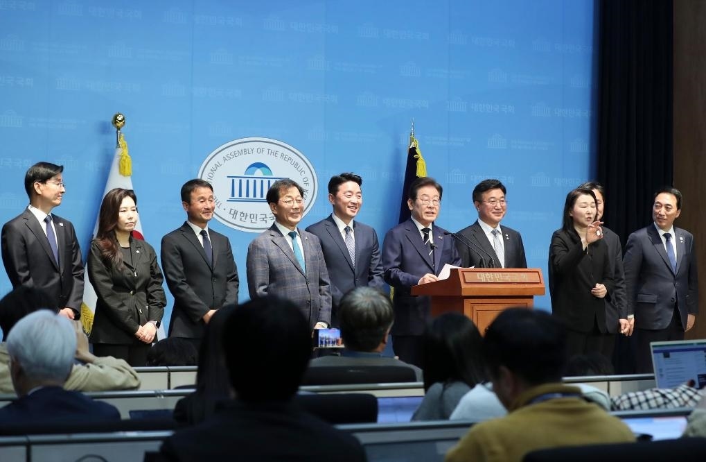 4月11日，李在明在韓國首爾舉行的新聞發(fā)布會上介紹他的總統(tǒng)競選團隊。新華社記者姚琪琳攝