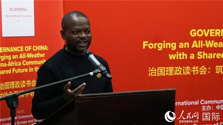 約翰內(nèi)斯堡大學(xué)非洲中國研究中心研究員葛迪恩·吉通加在讀書會上發(fā)言。人民網(wǎng) 劉暢攝