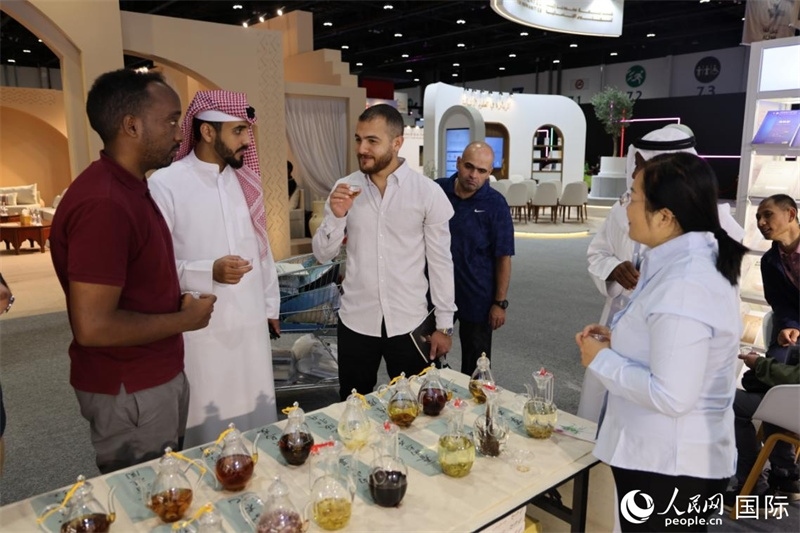 在“閱讀中國”館，當?shù)刈x者通過品味中國茶，了解中國文化。人民網(wǎng)記者 張志文攝