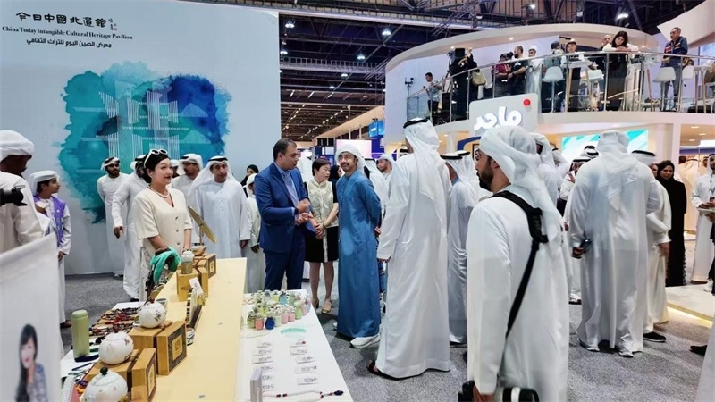 當?shù)赜^眾在“今日中國非遺館”體驗中國茶藝。主辦方供圖