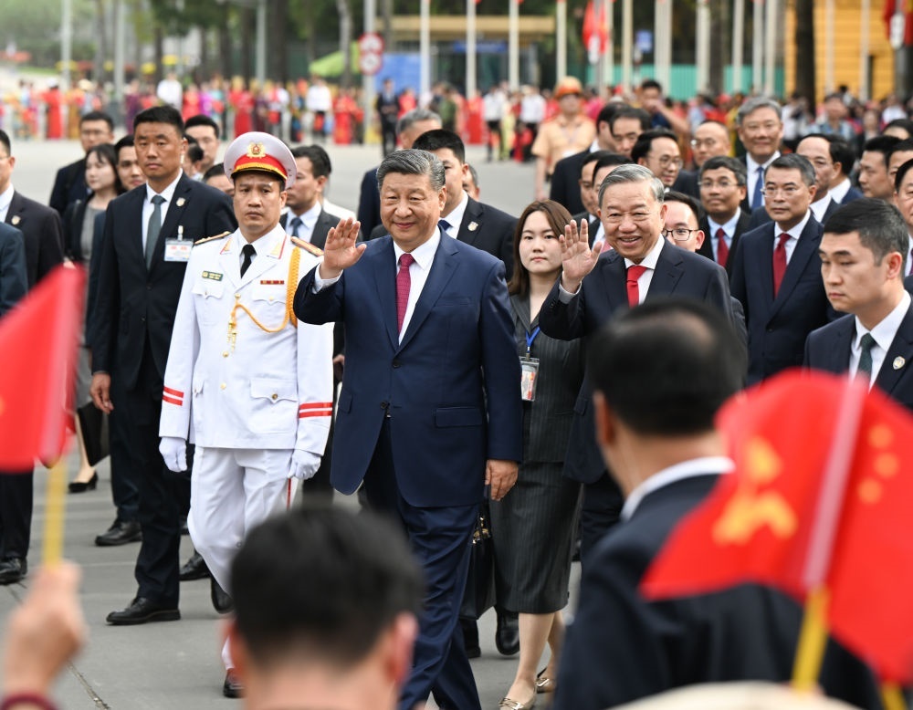 4月14日，中共中央總書記、國家主席習近平抵達河內(nèi)對越南進行國事訪問。當日下午，越共中央總書記蘇林為習近平舉行隆重歡迎儀式。這是歡迎儀式后，習近平和蘇林一同步行前往越共中央駐地舉行會談時，向歡迎人群揮手致意。新華社記者 張領 攝