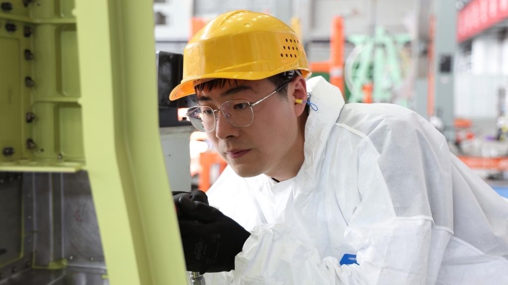 在中國航空工業(yè)集團(tuán)成飛車間內(nèi)，飛機(jī)鉚裝鉗工首席操作技師馮攀龍正在工作。（新華社發(fā)）