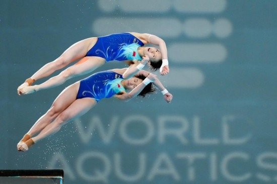 5月2日，陳芋汐（上）/全紅嬋在比賽中。新華社記者 鞠煥宗 攝