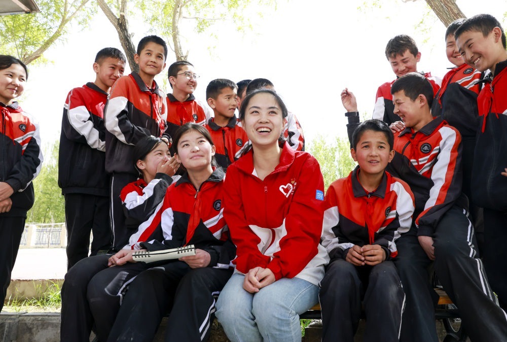 4月23日，在新疆克州阿圖什市哈拉峻鄉(xiāng)謝依特小學(xué)，支教教師高淑賢和學(xué)生們在一起。