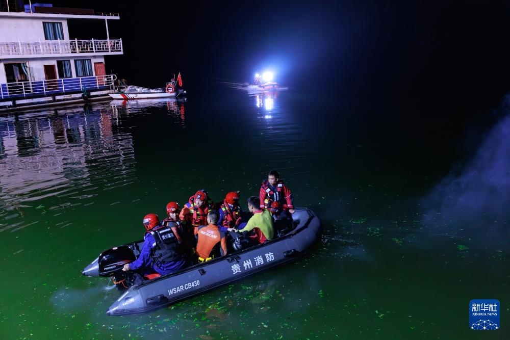 5月5日，救援人員在進行搜救。新華社記者 劉續(xù) 攝