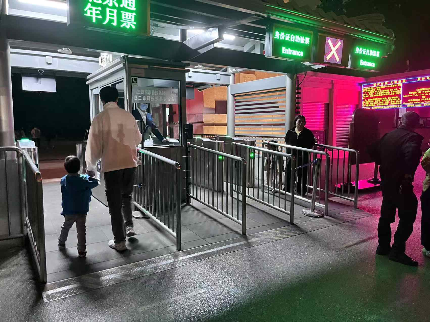 北京天壇公園延長開放時(shí)間，游客進(jìn)入游覽。人民網(wǎng)記者 李楠樺攝