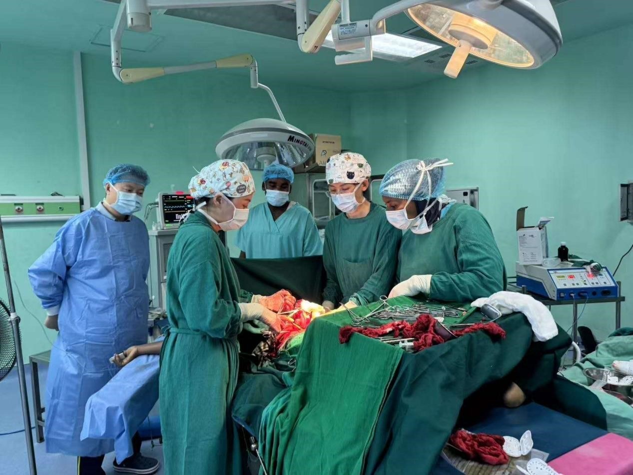 中國醫(yī)療隊專家與當(dāng)?shù)蒯t(yī)生協(xié)同手術(shù)。中國援桑醫(yī)療隊供圖