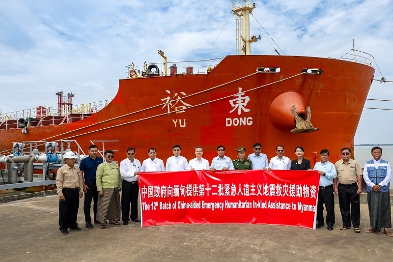 中國駐緬大使館歐陽道冰參贊、仰光省首席部長梭登及緬有關(guān)部門官員出席交接儀式。人民網(wǎng)記者 謝佳君攝