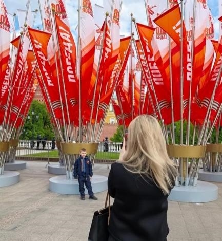 當(dāng)?shù)貢r(shí)間5月7日下午，莫斯科紅場外，紀(jì)念蘇聯(lián)偉大衛(wèi)國戰(zhàn)爭勝利80周年慶典旗幟飄揚(yáng)。