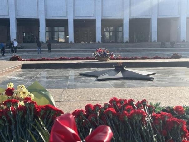 當(dāng)?shù)貢r(shí)間5月6日下午，莫斯科勝利廣場上的長明火兩旁放滿鮮花。