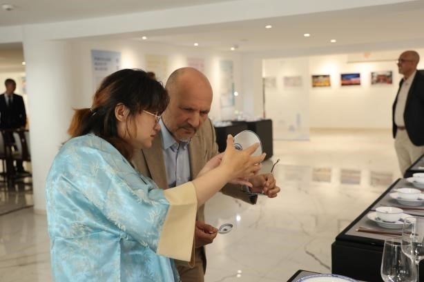 摩洛哥民眾在觀察中國瓷器。拉巴特中國文化中心供圖