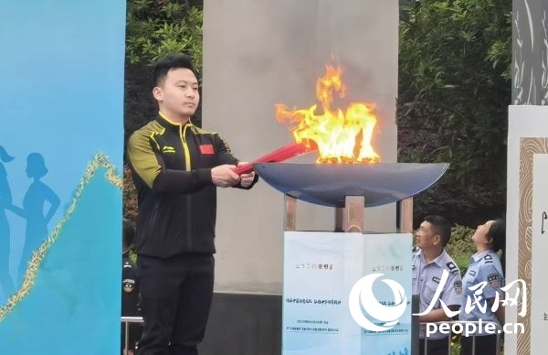 在活動(dòng)開幕式上，馮喆點(diǎn)燃火炬。人民網(wǎng)記者 楊磊攝