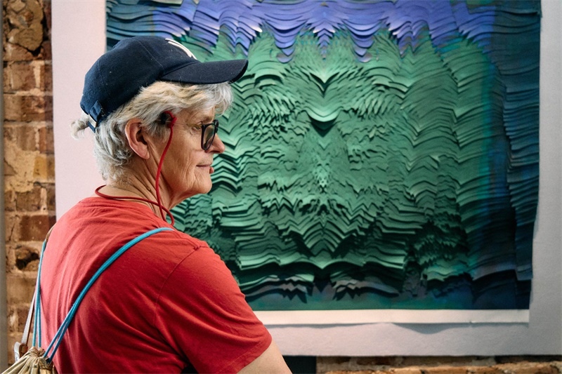 英國嘉賓在倫敦手工周中國館展出作品前駐足。楊浩鵬攝