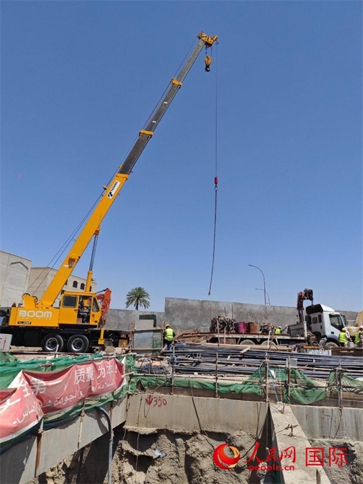 工人在進行五號隧道施工。人民網(wǎng)記者管克江攝