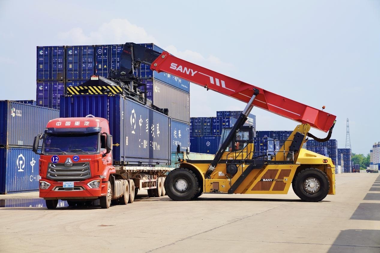 在中老鐵路萬象南鐵路貨運(yùn)口岸站，起重機(jī)正在吊裝集裝箱。劉瑩嘉攝