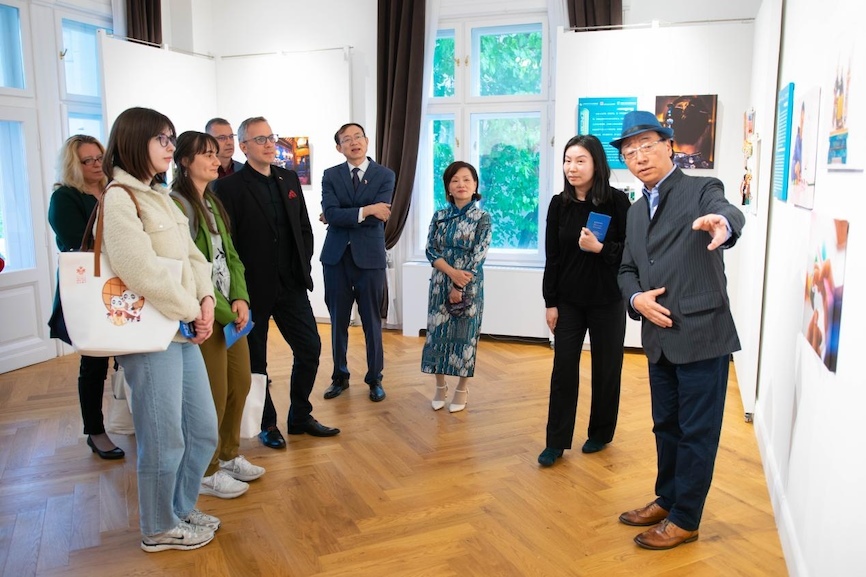 藝術(shù)家李守白現(xiàn)場導(dǎo)覽。圖片由布達佩斯中國文化中心供圖