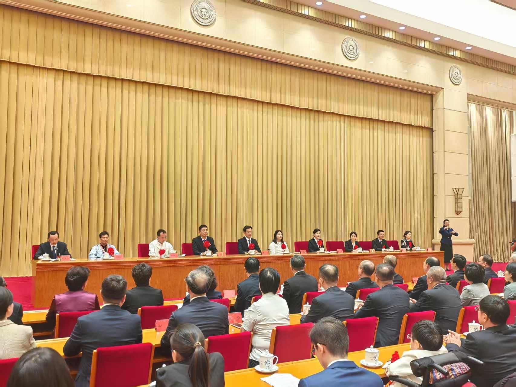 第七次全國自強模范暨助殘先進事跡首場報告會現(xiàn)場。 人民網(wǎng)記者 王子鋒攝