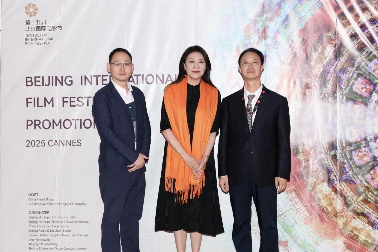 余俊生（右一）與《走走停停》導演龍飛（左一）、演員岳紅（左二）合影。主辦方供圖