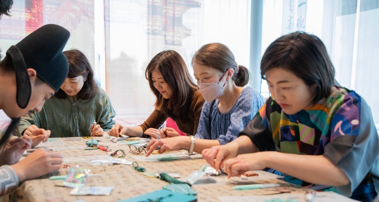 客人體驗制作綠松石銅牌。中國駐大阪旅游辦事處供圖