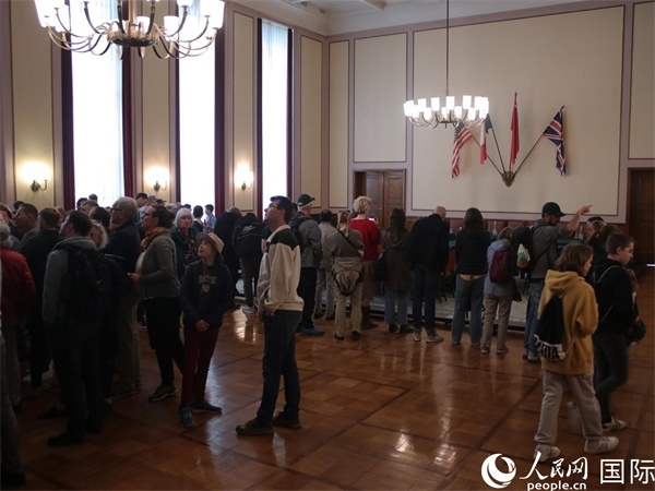 圖為觀眾們?cè)诳柣羲固丶o(jì)念館內(nèi)參觀。人民網(wǎng) 肖晶攝