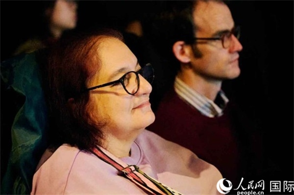 英國(guó)觀眾觀看巡展影片。楊浩鵬攝