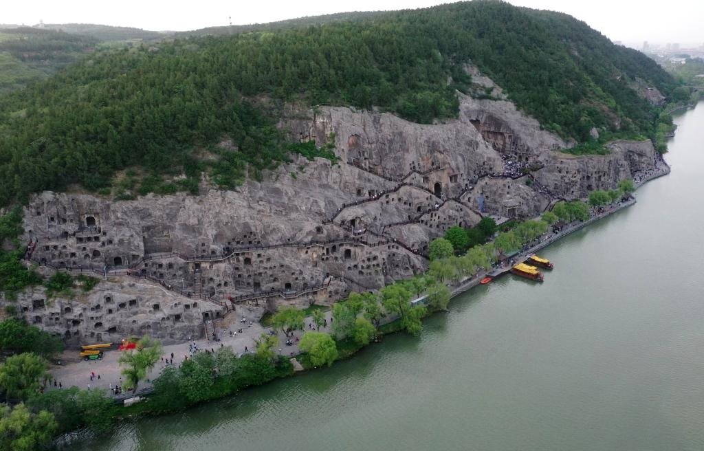 這是近日拍攝的洛陽(yáng)龍門石窟（無(wú)人機(jī)照片）。新華社記者 李嘉南 攝