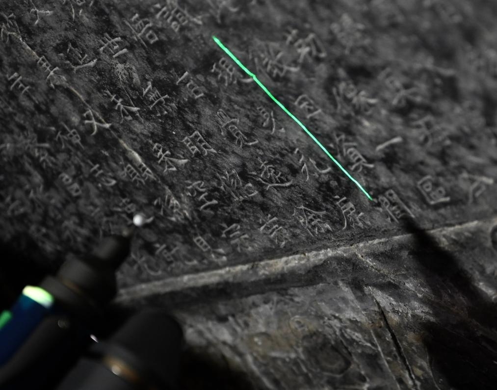 2025年4月9日，龍門石窟研究院工作人員在古陽(yáng)洞使用關(guān)節(jié)臂掃描儀對(duì)《龍門二十品》之一進(jìn)行數(shù)字化掃描。新華社記者 李嘉南 攝