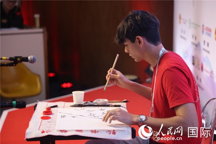2025年“漢語(yǔ)橋”巴西賽區(qū)決賽的“才藝展示”環(huán)節(jié)，一名參賽者正在繪畫。人民網(wǎng)記者 時(shí)元皓攝