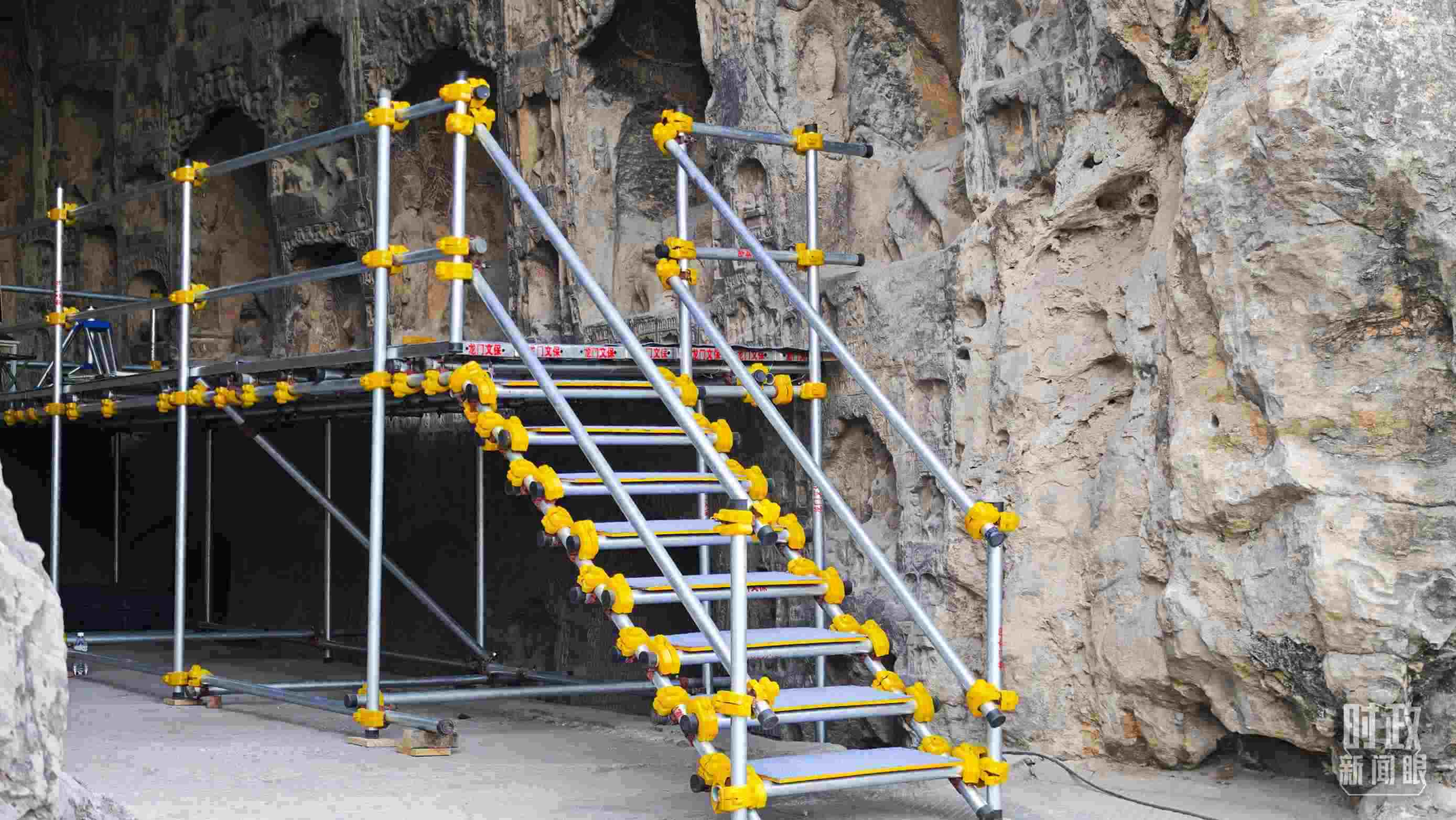 △龍門(mén)石窟古陽(yáng)洞文物修護(hù)現(xiàn)場(chǎng)。（總臺(tái)央廣記者潘毅拍攝）