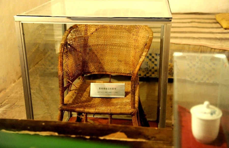 這是在河南省蘭考縣焦裕祿同志紀(jì)念館內(nèi)拍攝的焦裕祿曾用過的藤椅（2014年5月5日攝）。新華社記者 朱祥 攝