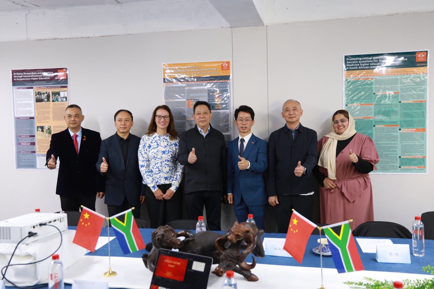 四川省副省長楊興平及代表團與《補充醫(yī)學：教育與研究》雜志社團隊合影。非洲中醫(yī)及針灸中心供圖