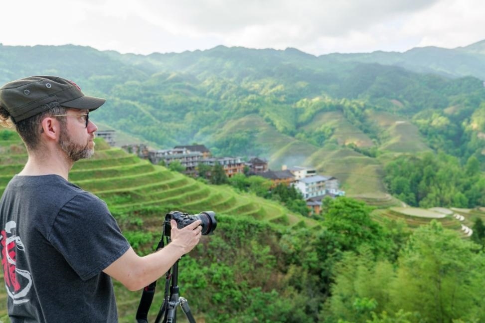 2025年年5月9日，廣西桂林，外國(guó)游客游覽龍脊梯田，在美景前駐足拍照。（圖片來(lái)源：視覺(jué)中國(guó)）