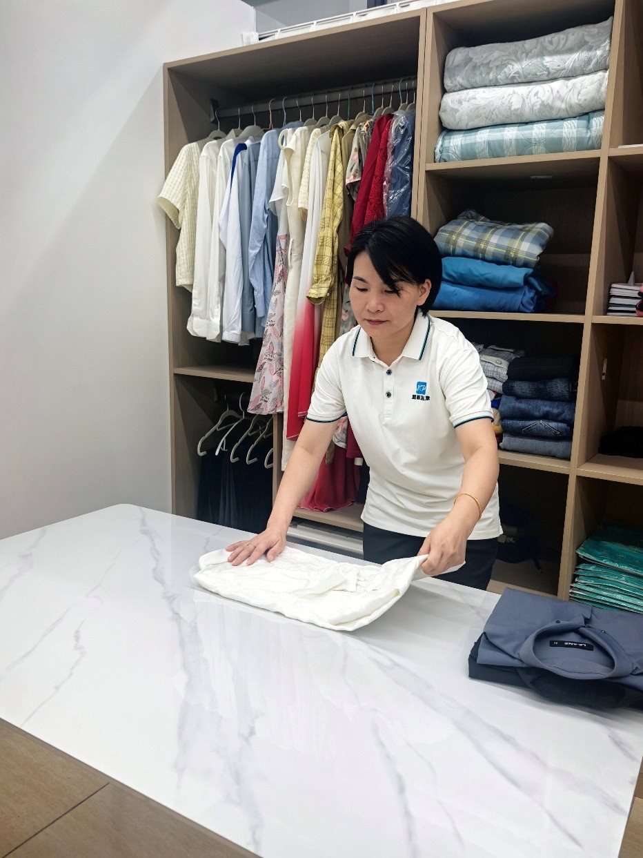 劉水金正在客戶(hù)家中做衣柜整理收納工作。受訪(fǎng)者供圖