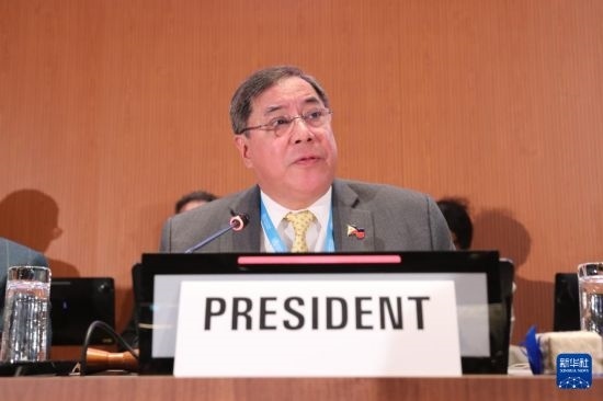 5月20日，在瑞士日內(nèi)瓦，第78屆世界衛(wèi)生大會(huì)主席赫爾博薩宣布審議通過“大流行協(xié)定”。新華社記者 杜哲宇 攝