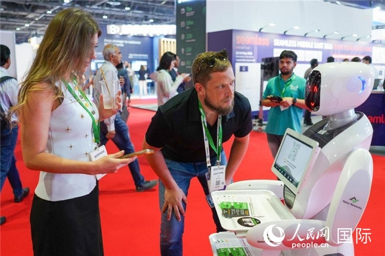 會(huì)上展示的電子支付機(jī)器人。人民網(wǎng) 塔里克·易卜拉欣攝
