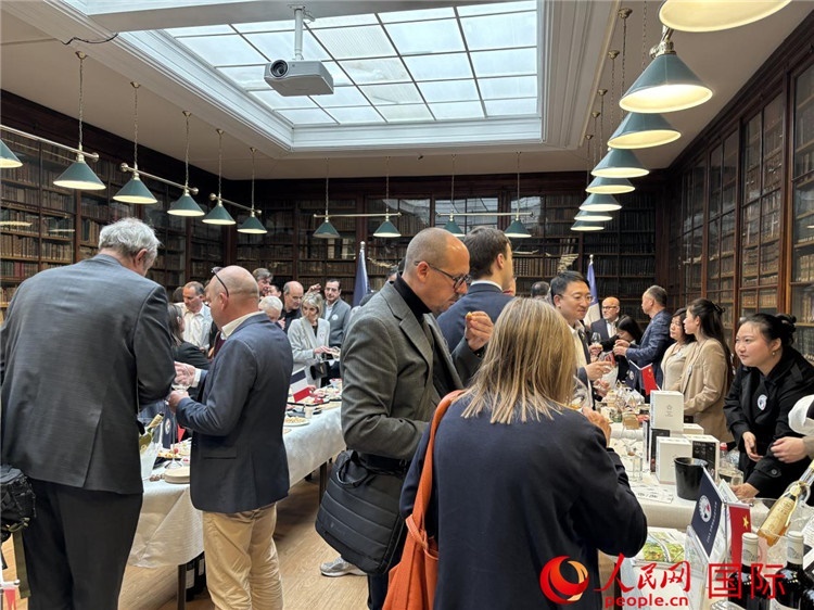 FIWA大獎賽獲獎酒及農(nóng)產(chǎn)品2025專業(yè)展暨中國云南—法國巴黎特色商品推介會現(xiàn)場。人民網(wǎng)記者 于超凡攝