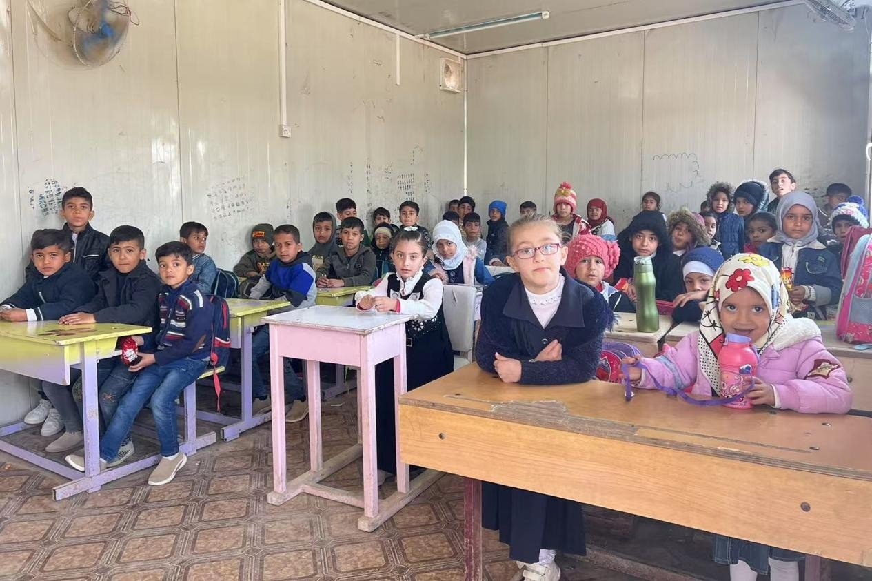 伊拉克卡爾巴拉省學(xué)生在簡易板房內(nèi)上課。中國電建供圖