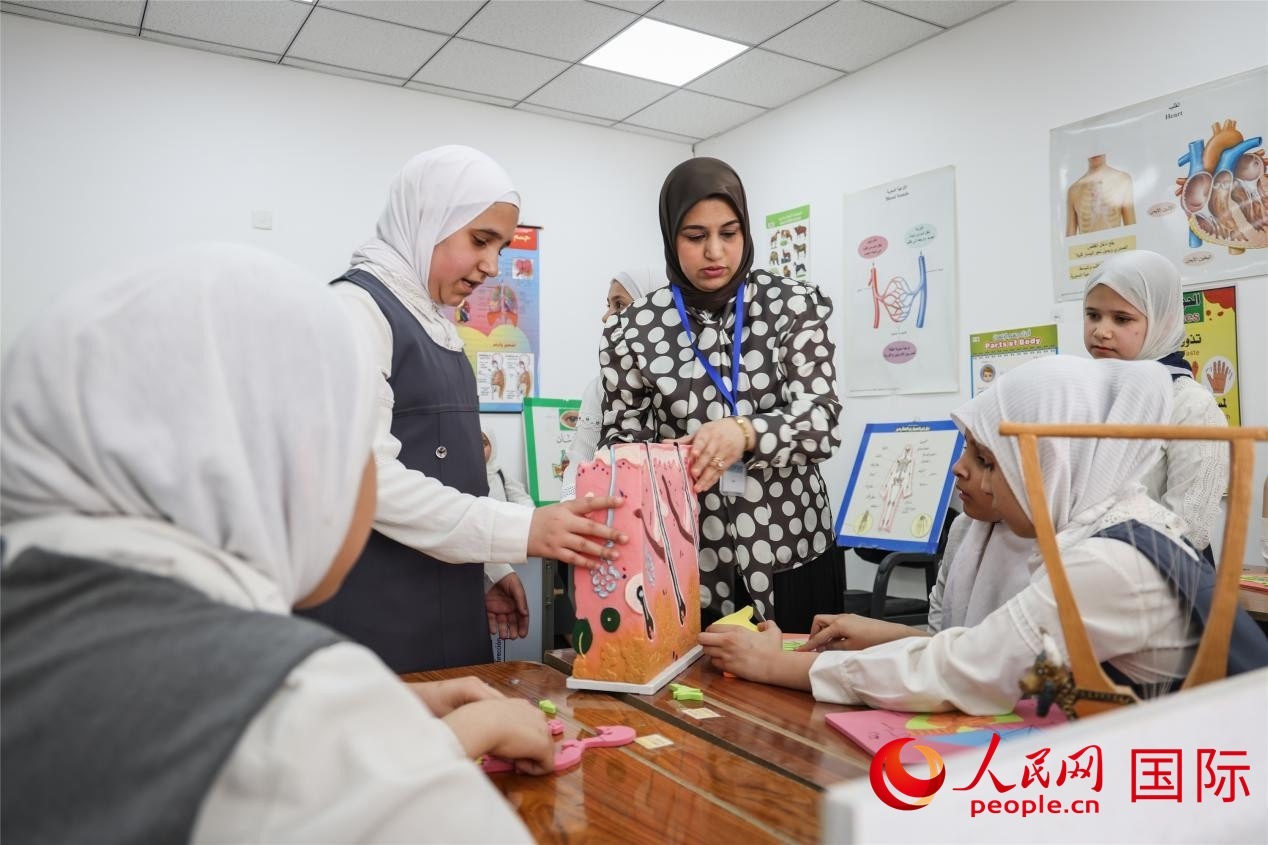 圖為阿爾·圖拉女子學校學生在上生物課。人民網(wǎng)記者 薛丹攝