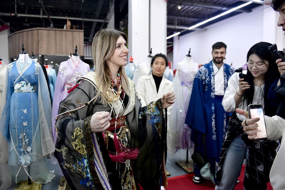 2025年4月8日，參加曹縣漢服文化節(jié)的意大利嘉賓卡米拉在試穿漢服。新華社記者郭緒雷 攝