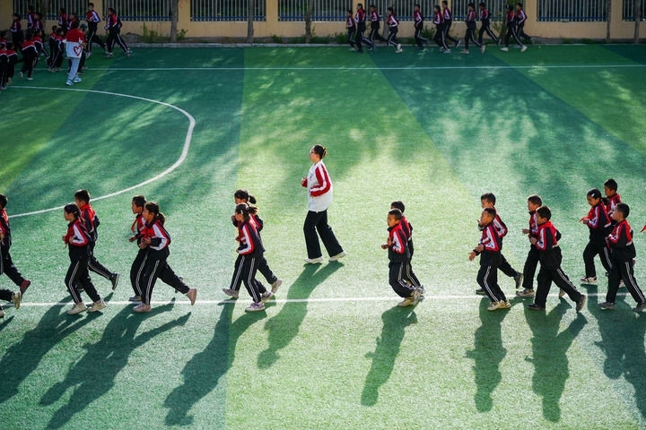 2025年4月24日，在新疆克州阿圖什市哈拉峻鄉(xiāng)謝依特小學，支教教師帶領學生晨跑。新華社記者 徐宏巖 攝