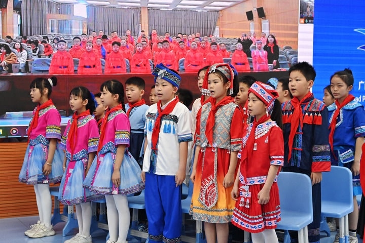 2025年3月28日，在“壯蒙一家親 共筑中國夢”手拉手主題云隊會上，廣西南寧市濱湖路小學四（1）中隊隊員通過網(wǎng)絡和內蒙古鄂爾多斯東勝區(qū)第十二小學四（9）中隊隊員一起唱《中國少年先鋒隊隊歌》。新華社記者 周華 攝