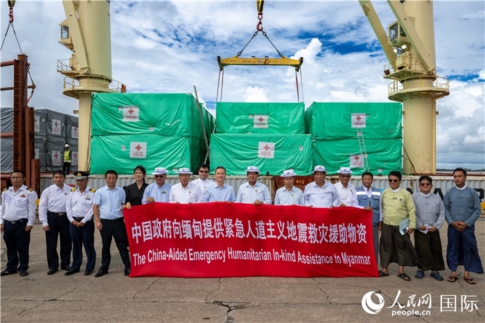 5月25日，中國駐緬甸大使館參贊歐陽道冰、仰光省首席部長梭登及緬有關(guān)部門官員出席援緬第十五批緊急人道主義地震救災(zāi)物資交接儀式。人民網(wǎng)記者謝佳君攝