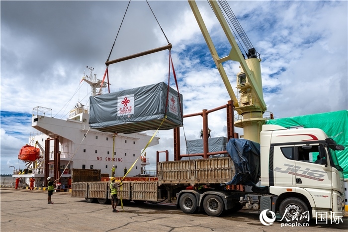 5月25日，當(dāng)?shù)毓と嗽诟劭趶呢涊喩闲遁d援緬第十五批緊急人道主義地震救災(zāi)物資。人民網(wǎng)記者謝佳君攝