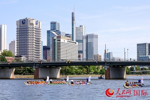 龍舟賽隊(duì)伍奮力揮槳、破浪前行。人民網(wǎng) 依琳攝