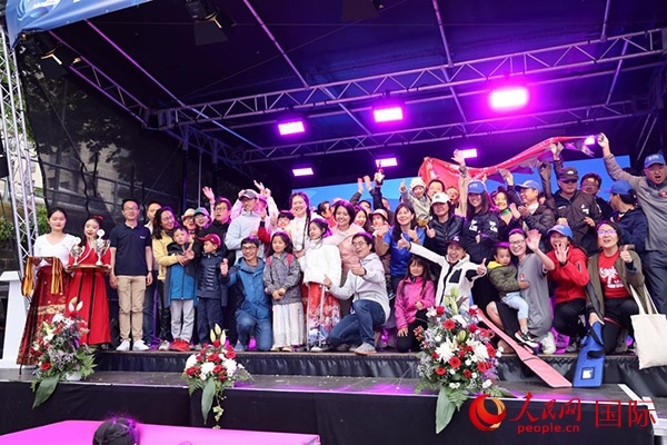 獲獎(jiǎng)選手們上臺領(lǐng)獎(jiǎng)并合影留念。人民網(wǎng)記者 劉仲華攝