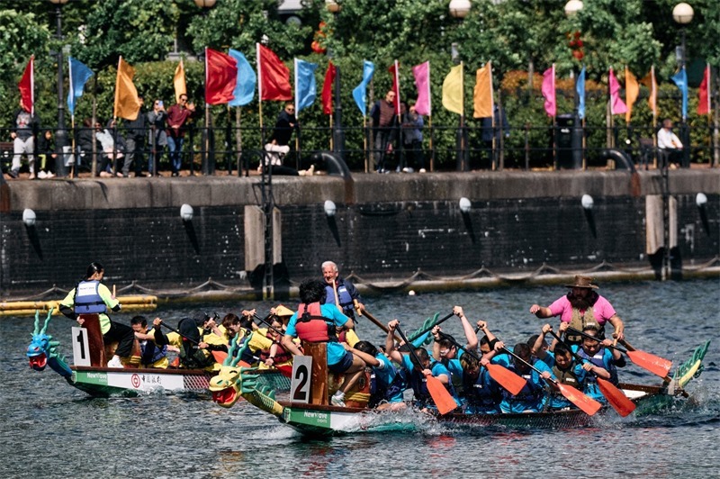 中英雙方的參賽隊伍參與龍舟競渡。楊浩鵬攝
