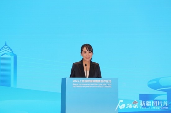 5月23日，在2025上合組織國家媒體合作論壇青年文化交流營活動中，人民日報社記者阿爾達克·塔巴拉克發(fā)言。石榴云/新疆日報記者 李雄心攝